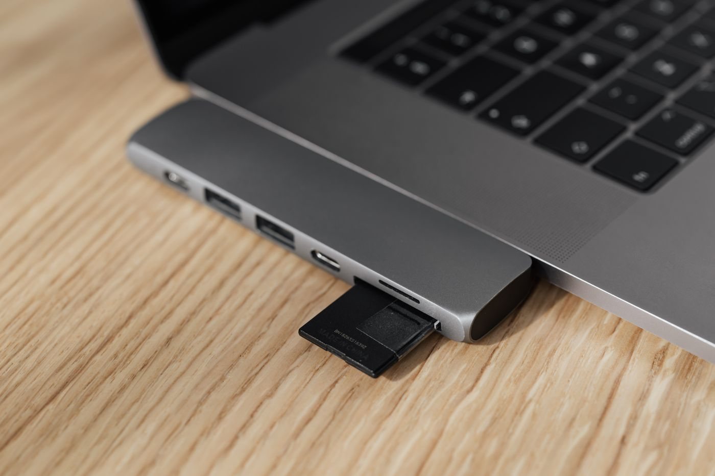 Memory card reader connected to a laptop