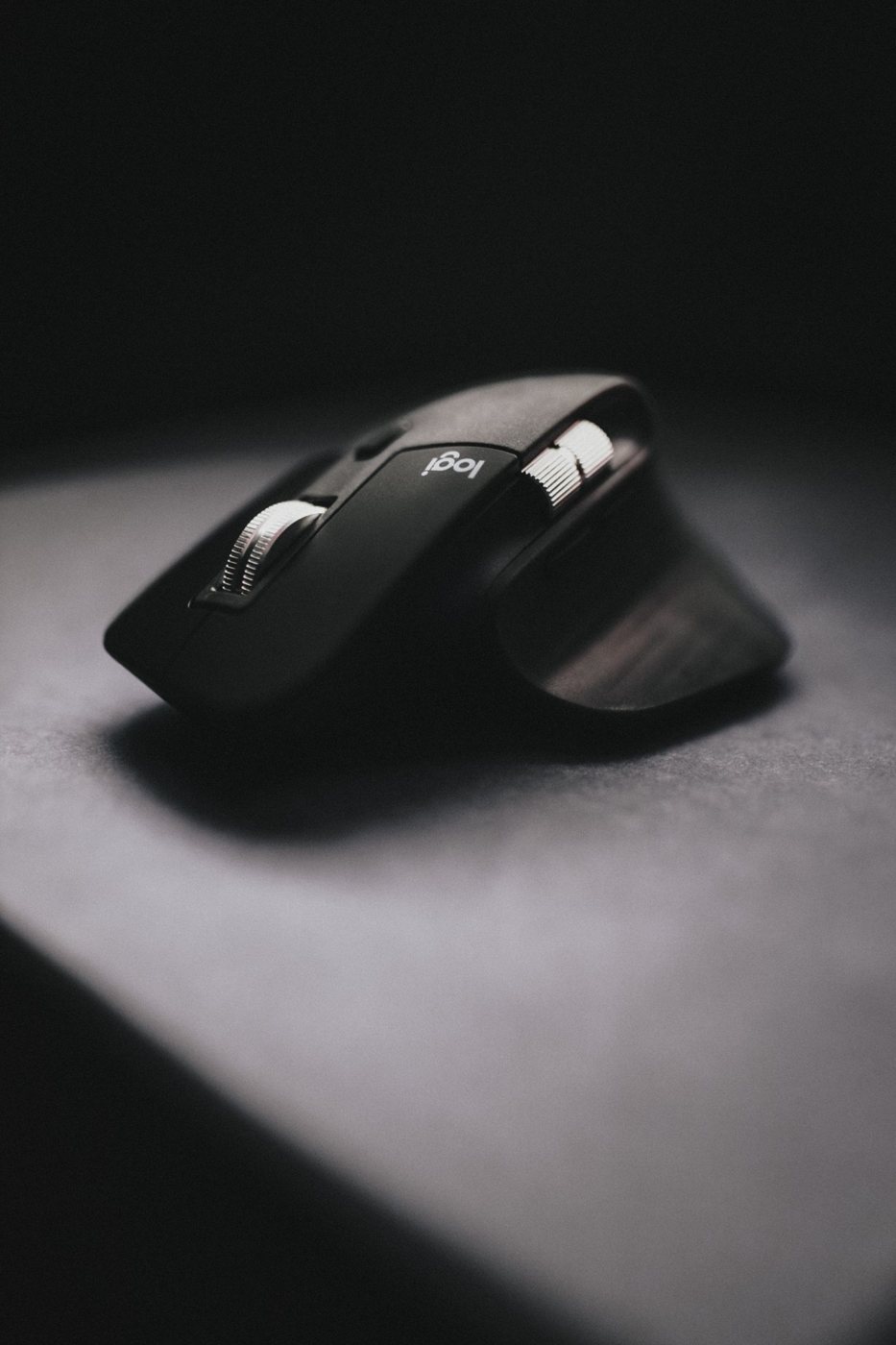Wireless mouse with thumb controls